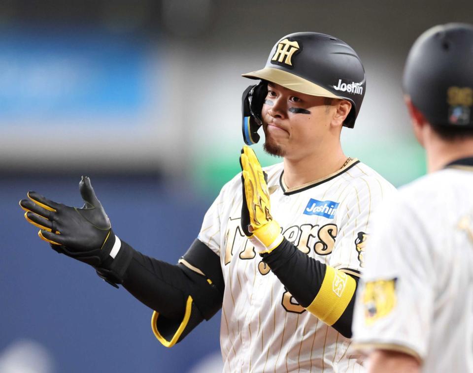 　９回、右前適時打を放ち、手をたたく佐藤輝