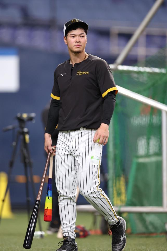 　早出を終え、引き揚げる佐藤輝（撮影・中田匡峻）