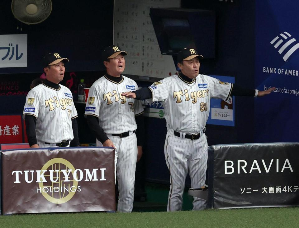 　４回、梅野の中前適時打で一塁走者の佐藤輝が三塁へ進塁しベンチの岡田監督はセーフと両手を大きく広げる（撮影・山口登）