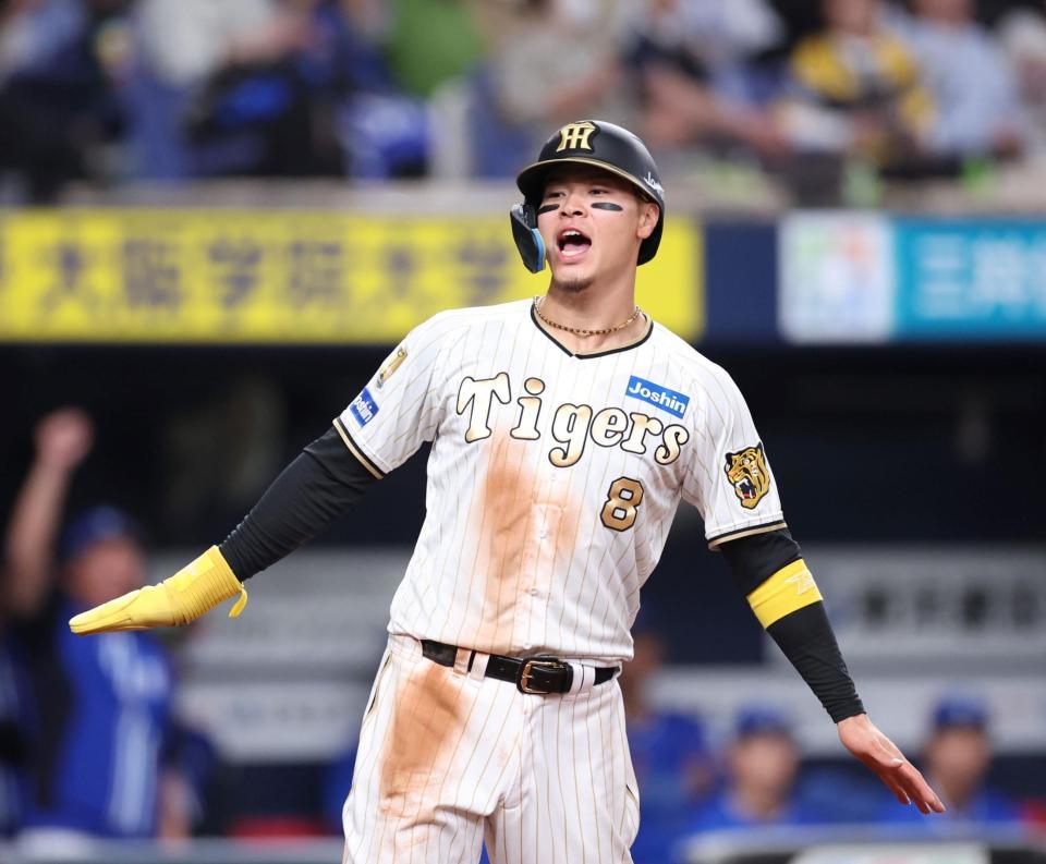 　４回、木浪の一ゴロで生還する三走の佐藤輝（撮影・中田匡峻）