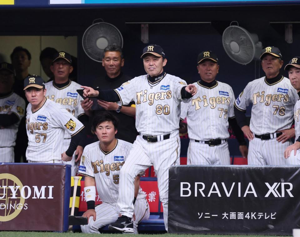 　４回、木浪の一ゴロで本塁へ突入した三走・佐藤輝がアウトの判定。すかさずリプレイ検証を求める岡田監督（撮影・立川洋一郎）