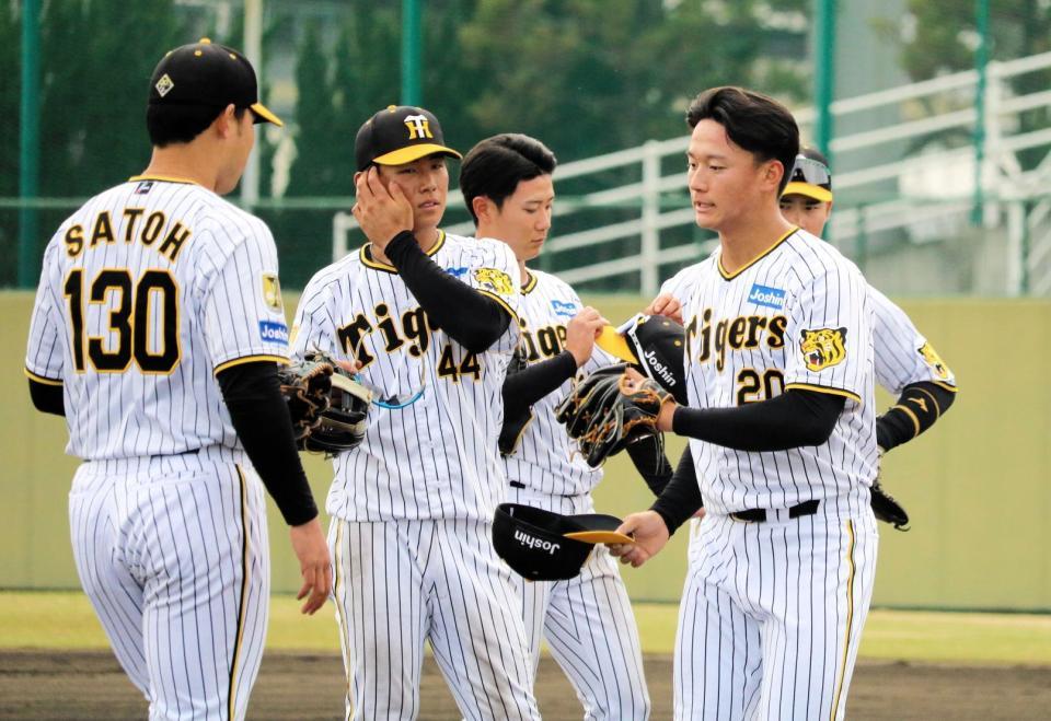 　５回、佐藤蓮（左）と交代する森木（右手前）