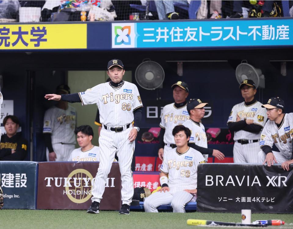 　８回、選手交代を告げる岡田監督（８０）＝撮影・立川洋一郎
