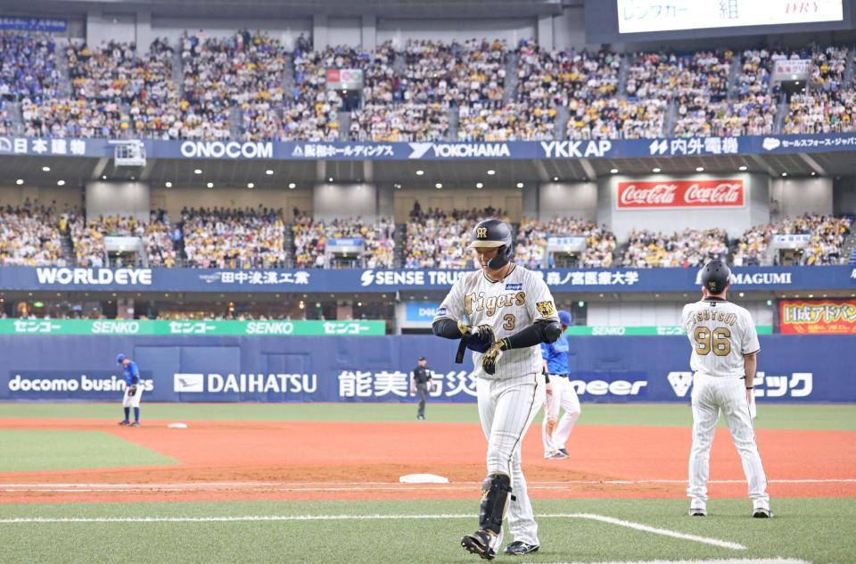 　８回、大飛球もむなしく、中飛に倒れた大山（撮影・中田匡峻）