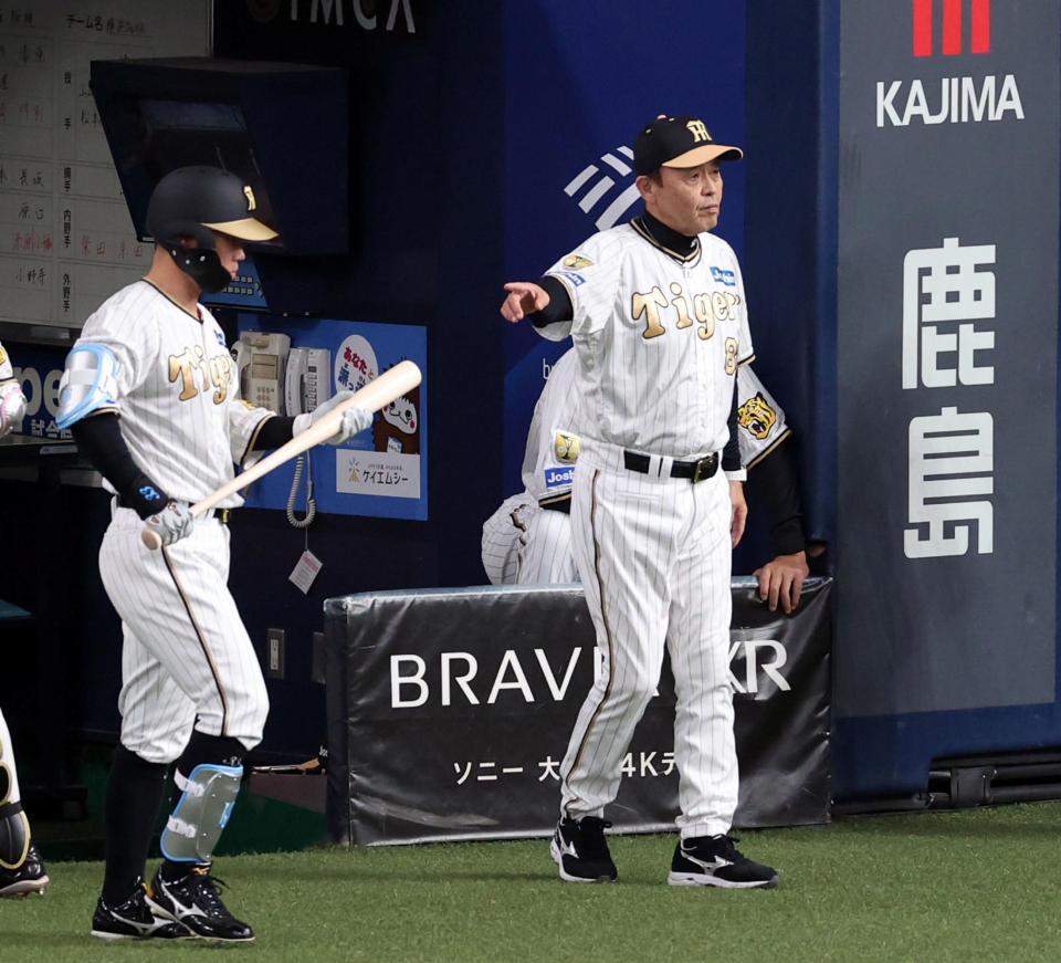 　８回、糸原（左）を代打に送る岡田監督（撮影・山口登）