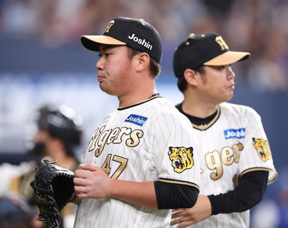 　６回を投げ終え、西勇（右）に迎えられる桐敷（撮影・中田匡峻）