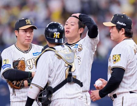 　６回、降板が決まりマウンドでナインと話をする西勇（中央奥）＝撮影・立川洋一郎