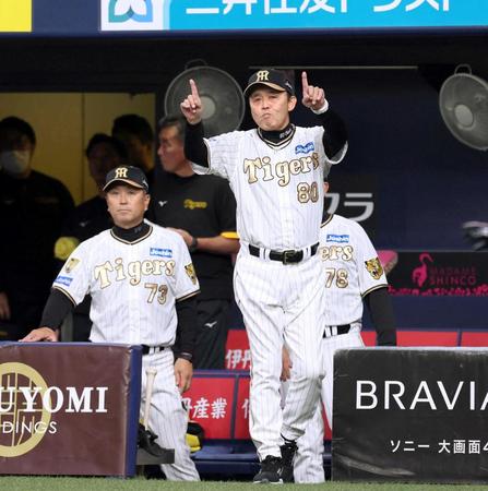 　４回、一走・佐藤輝が三塁でアウトの判定になり、リクエストする岡田監督（撮影・立川洋一郎）