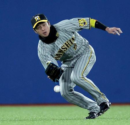 ２回、中村の打球を落球し、１点を許す近本（撮影・田中太一）