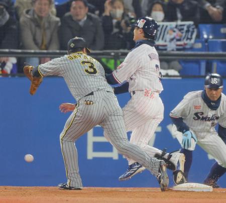 ５回、二塁内野安打を放った西川と激突する一塁手・大山（撮影・吉澤敬太）