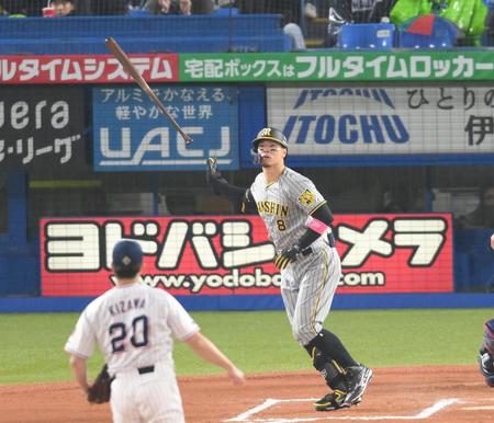 １０回、右中間へ勝ち越しソロを放つ佐藤輝（撮影・伊藤笙子）