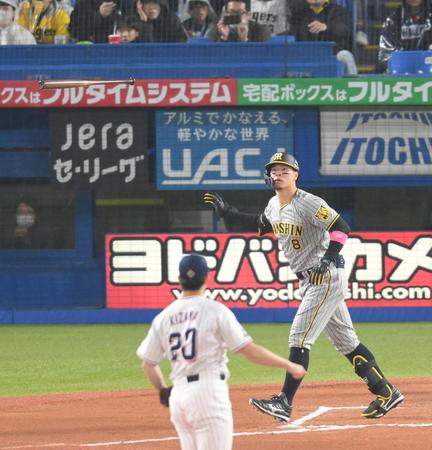 延長１０回、右中間へ勝ち越しソロを放つ佐藤輝（撮影・伊藤笙子）