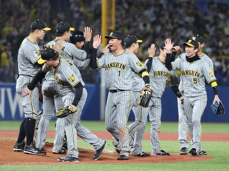 逆転勝利を喜ぶ阪神ナイン（撮影・金田祐二）