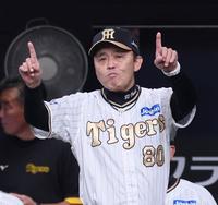 　４回、佐藤輝が三塁でアウトの判定となり、リクエストする岡田監督（撮影・立川洋一郎）