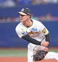 　７回、３番手で登板する岡留（撮影・中田匡峻）