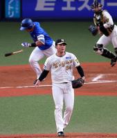 　７回、牧を遊ゴロに打ち取る岡留（撮影・山口登）