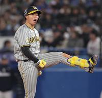 ９回、同点適時打を放ち、足をあげて喜ぶ森下（撮影・田中太一）