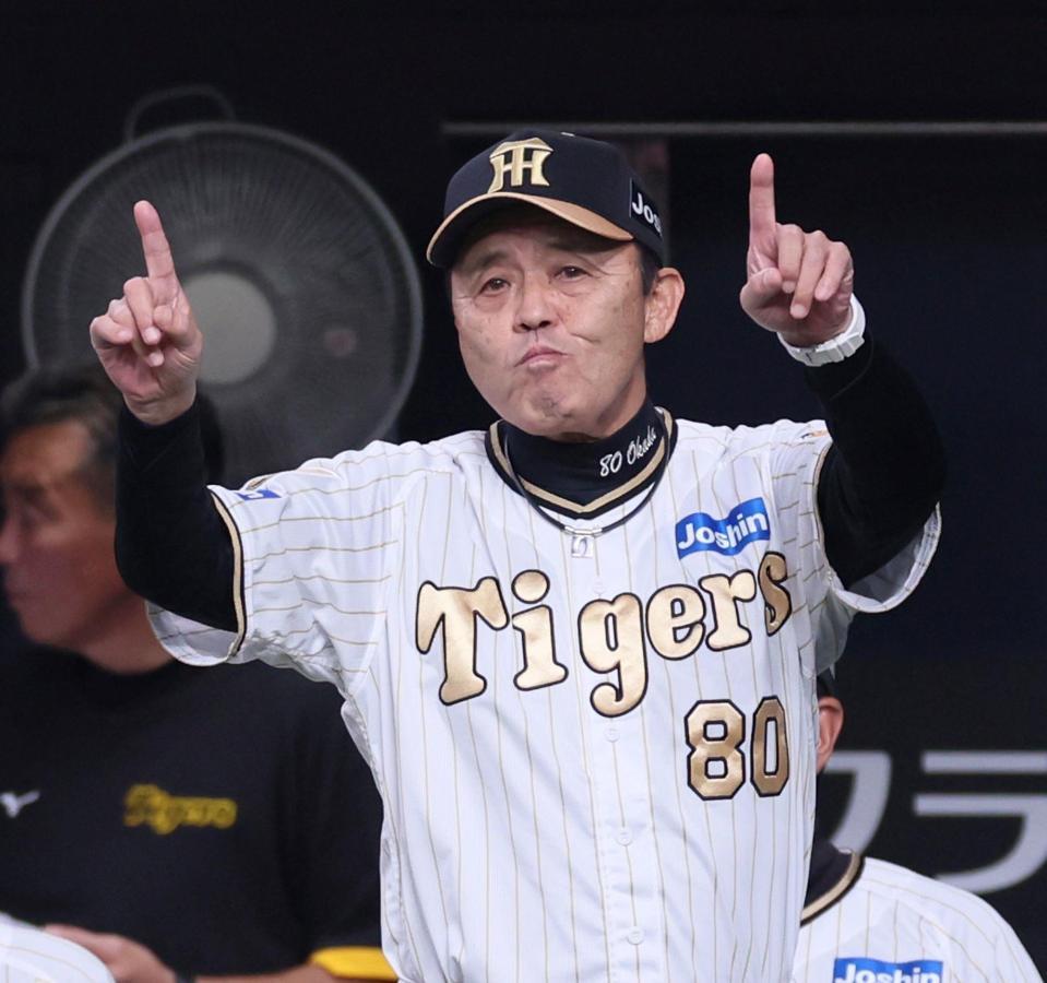 　４回、佐藤輝が三塁でアウトの判定となり、リクエストする岡田監督（撮影・立川洋一郎）