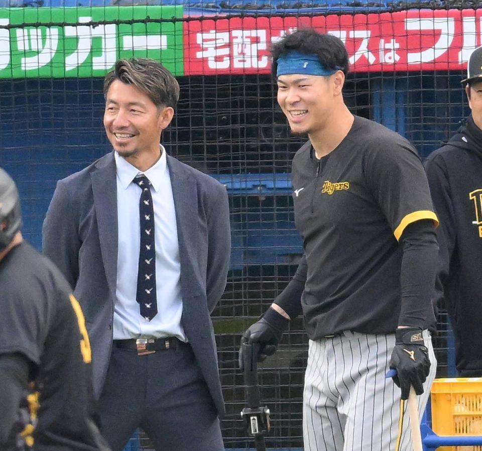 試合前、鳥谷敬氏（左）と談笑する佐藤輝（撮影・伊藤笙子）