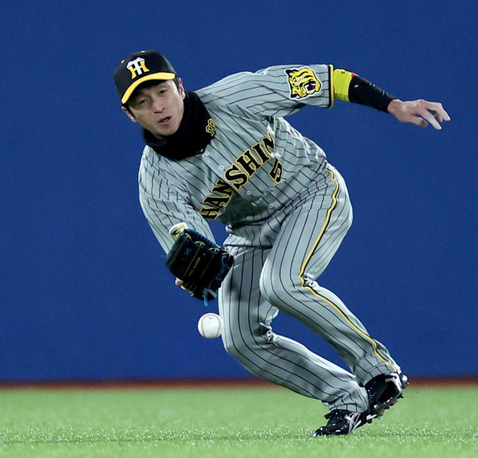 ２回、中村の打球を落球し、１点を許す近本（撮影・田中太一）