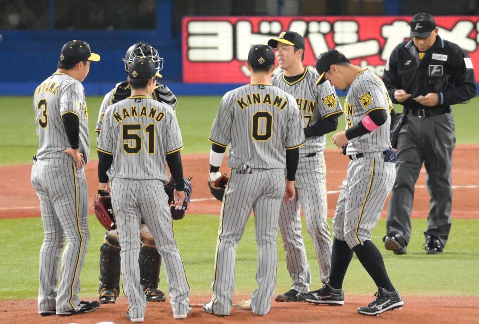 ２回、中村の打球を中堅手・近本が落球して１点を失い、マウンドに集まる青柳（中央）らナイン（撮影・伊藤笙子）