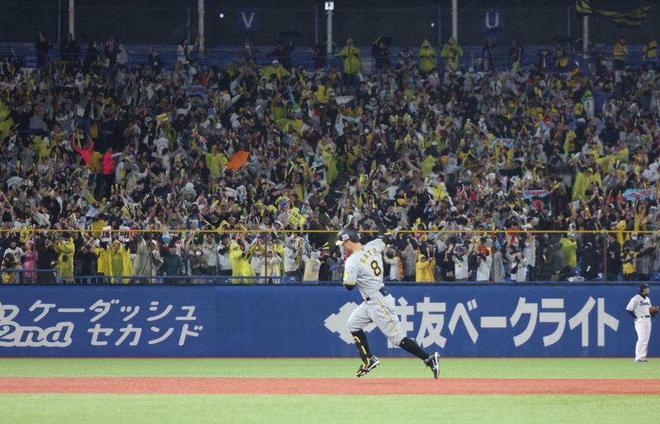 延長１０回、佐藤輝の勝ち越しソロに大盛り上がりのファン（撮影・金田祐二）