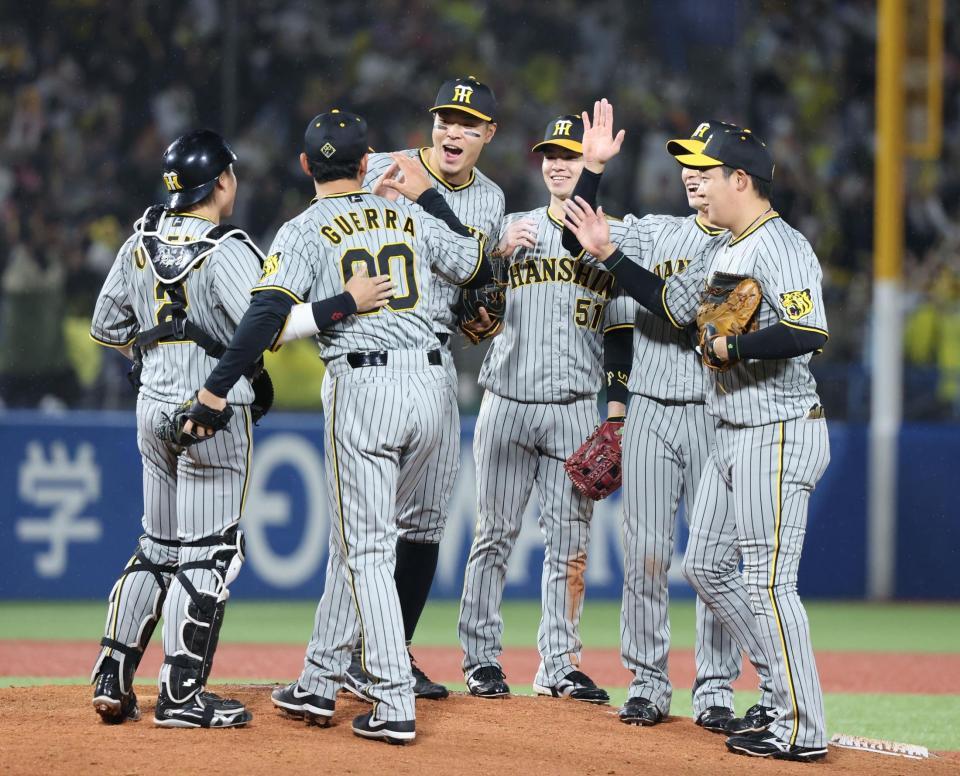 逆転勝利に喜ぶ阪神ナイン（撮影・金田祐二）