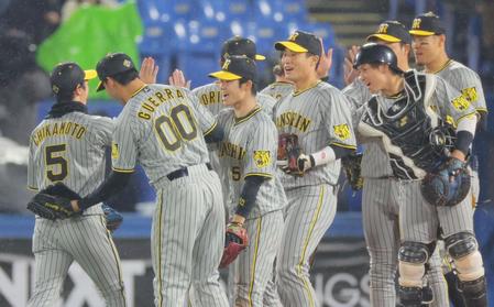 ヤクルトに競り勝ち、（左から）近本、ゲラらと笑顔でタッチを交わす中野（中央）＝撮影・吉澤敬太