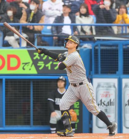 　７回、右中間に勝ち越し２ランを放つ佐藤輝（撮影・吉澤敬太）