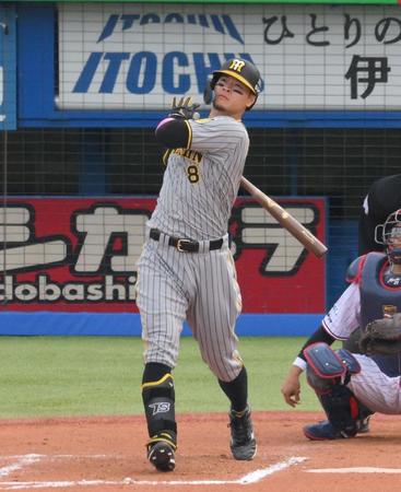 　７回、右中間へ２試合連続となる２ランを放つ佐藤輝（撮影・伊藤笙子）