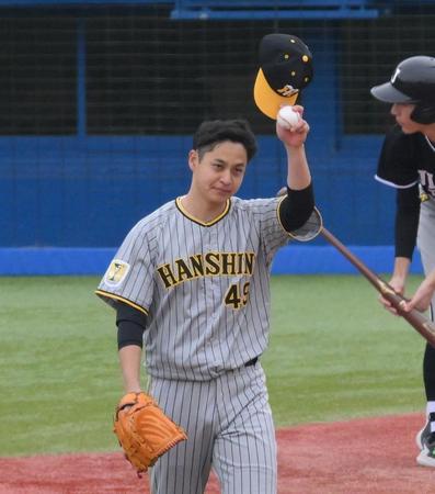 　６回、長岡の遊ゴロを好守した遊撃手の小幡に帽子を取って感謝する大竹（撮影・伊藤笙子）