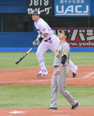 　５回、村上（奥）を右飛に打ち取る大竹（撮影・伊藤笙子）