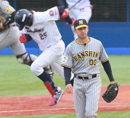 　８回、サンタナ（奥）を遊ゴロに打ち取ったゲラ（撮影・伊藤笙子）