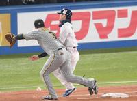 　５回、セカンドへの内野安打で交錯するヤクルト・西川（右）と大山（撮影・伊藤笙子）