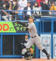 　７回、右中間に勝ち越し２ランを放つ佐藤輝（撮影・吉澤敬太）