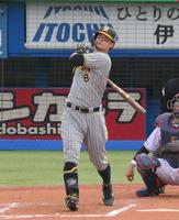 　７回、右中間へ２試合連続となる２ランを放つ佐藤輝（撮影・伊藤笙子）