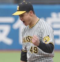 　１回、サンタナを三振に仕留め、ガッツポーズを決める大竹（撮影・田中太一）