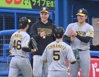 　７回、村上を一ゴロに抑え、火消しに成功した島本（左）を迎える大竹（中央）と岡留（撮影・伊藤笙子）