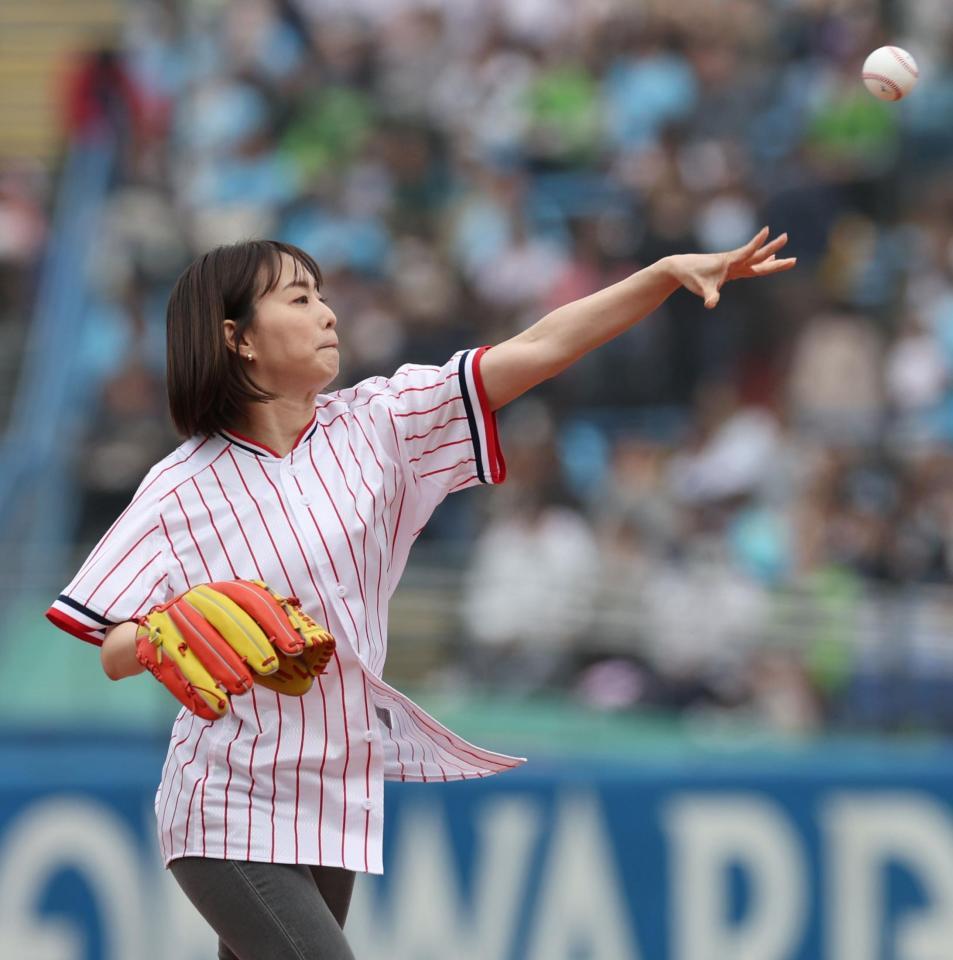 　始球式を行う石川佳純さん（撮影・田中太一）