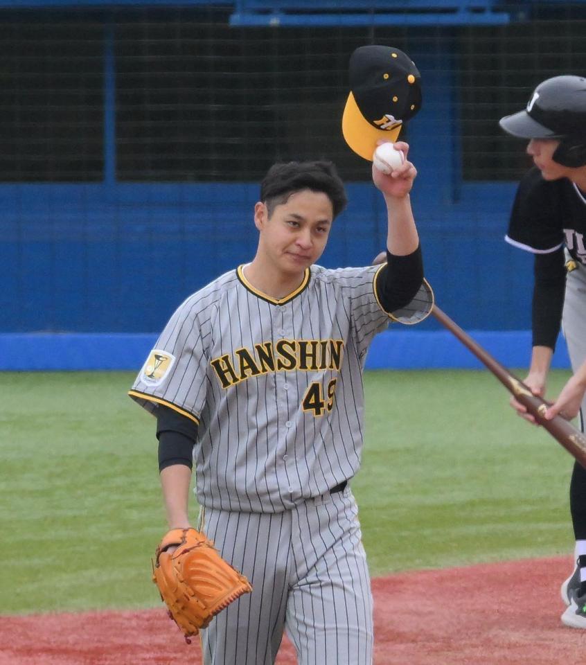 　６回、長岡の遊ゴロを好守した遊撃手の小幡に帽子を取って感謝する大竹（撮影・伊藤笙子）