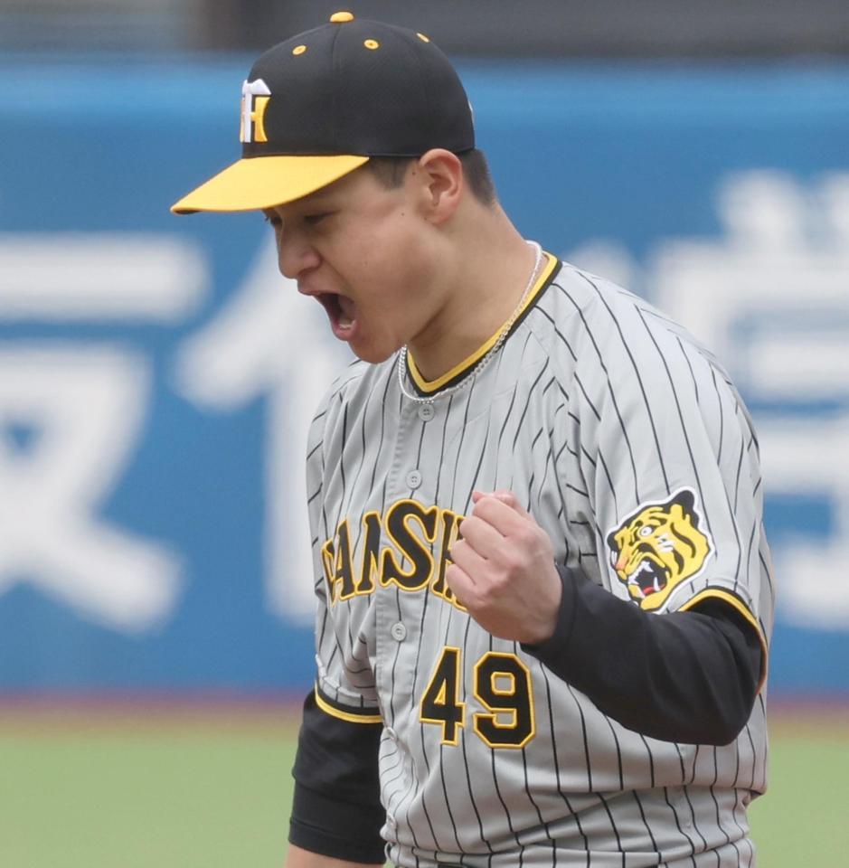 　１回、サンタナを三振に仕留め、ガッツポーズを決める大竹（撮影・田中太一）