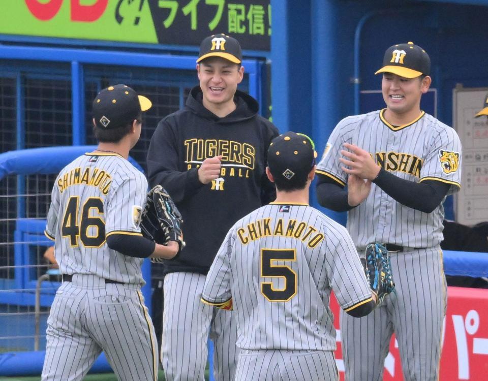 　７回、村上を一ゴロに抑え、火消しに成功した島本（左）を迎える大竹（中央）と岡留（撮影・伊藤笙子）