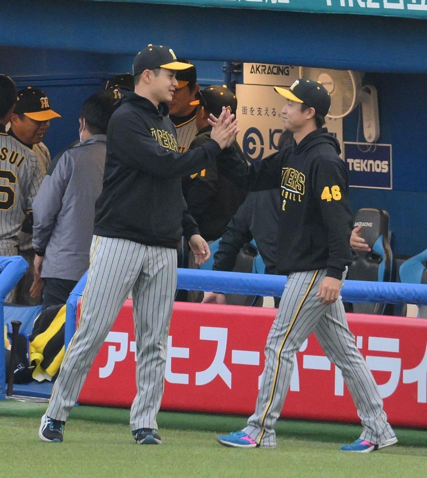 　今季初勝利を挙げ、島本（右）とハイタッチする大竹（撮影・伊藤笙子）