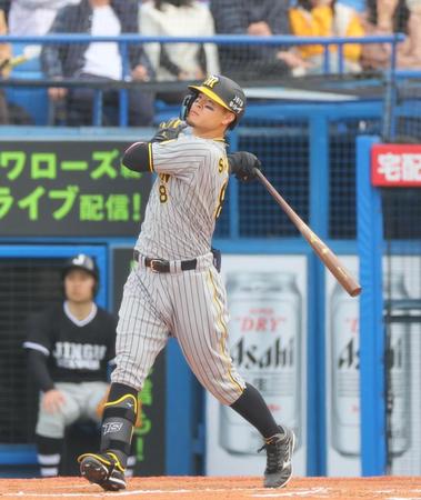 　７回、右中間に勝ち越し２ランを放つ佐藤輝（撮影・吉澤敬太）