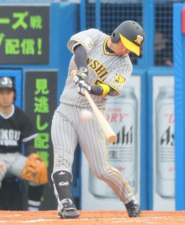 　４回、右越えにソロを放つ近本（撮影・吉澤敬太）