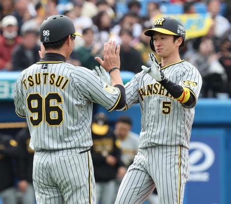 　４回、右越えソロを放ち生還する近本（撮影・金田祐二）