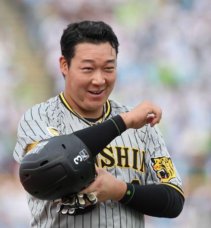 　４回、適時打を放った大山は笑顔を見せる（撮影・田中太一）