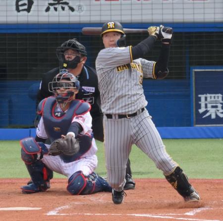 　４回、ライトへ同点適時打を放つ大山（撮影・伊藤笙子）