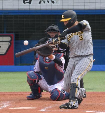 　４回、ライトへ同点適時打を放つ大山（撮影・伊藤笙子）