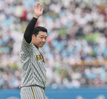 　４回、適時打を放った大山は右手をあげる（撮影・田中太一）